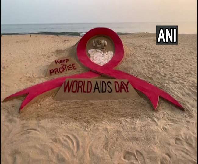सैंड आर्टिस्ट ने बनाई खूबसूरत कलाकृति, सिलिगुड़ी में HIV से मरने वालों को कैंडल जला दी गई श्रद्धांजलि