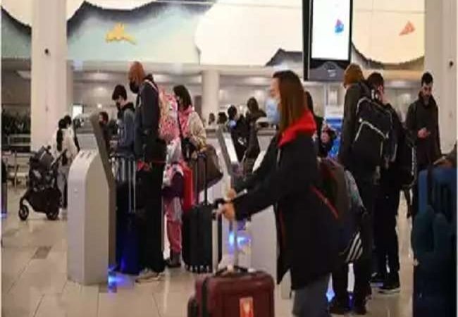 अमेरिका तक पहुंचा ओमिक्रोन, दुनिया भर में बढ़ी बेचैनी, भारत में हाई रिस्क वाले देशों से आए छह यात्री निकले कोरोना संक्रमित