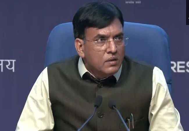 ओमिक्रोन के बढ़ते खतरे के बीच स्वास्थ्य मंत्री की बड़ी बैठक, एयरपोर्ट सक्रीनिंग पर राज्यों के साथ चर्चा