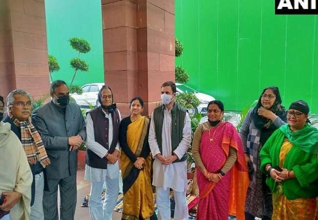 शीतकालीन सत्र 2021: निलंबित राज्यसभा सांसदों से मिले राहुल गांधी, संसद के बाहर राजनीतिक लड़ाई जारी