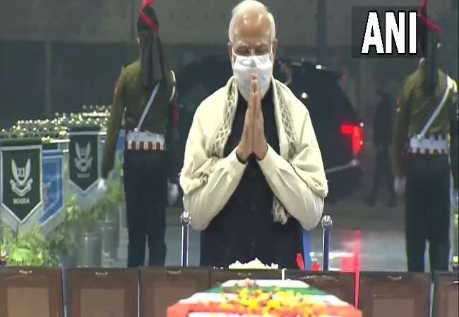 पालम एयरपोर्ट पर उमड़ी संवेदनाएं, पीएम मोदी ने सीडीएस बिपिन रावत और अन्य शूरवीरों को किया नमन