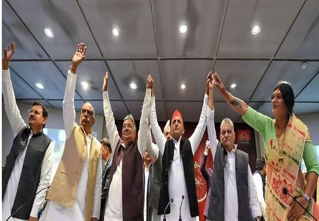 बसपा विधायक विनय तिवारी व भाजपा विधायक जय चौबे सहित बड़े नेता सपा में शामिल, अखिलेश बोले-जीत पक्की