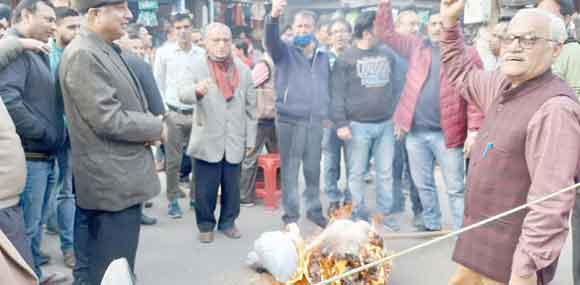व्यापारियों ने फूंका जीएसटी का पुतला