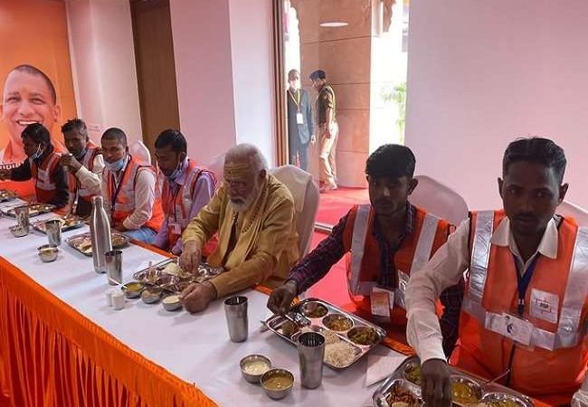 सम्मान के बाद पीएम मोदी ने श्रीकाशी विश्वनाथ धाम के जीर्णोद्धार में लगे श्रमजीवियों के साथ किया भोजन