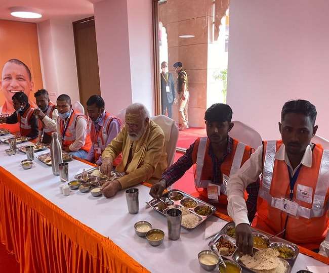 सम्मान के बाद पीएम मोदी ने श्रीकाशी विश्वनाथ धाम के जीर्णोद्धार में लगे श्रमजीवियों के साथ किया भोजन