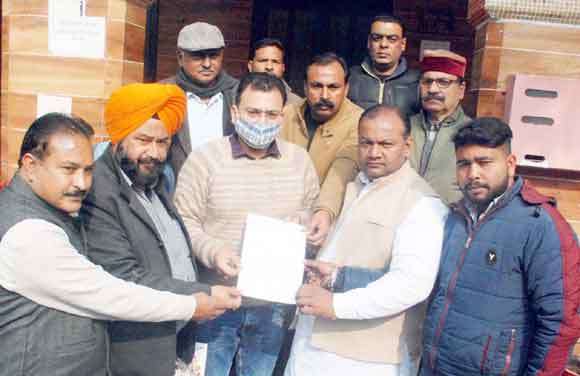 नगर स्वास्थ्य अधिकारी से मिला कांग्रेस का प्रतिनिधिमंडल