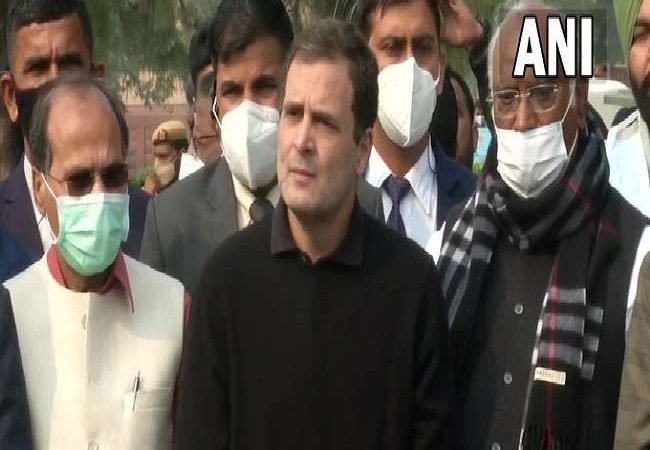 LIVE: विजय चौक पर 12 सांसदों के निलंबन रद करने को लेकर विपक्ष का मार्च, राहुल गांधी बोले- कुचली जा रही जनता की आवाज