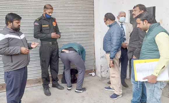 बकाया जमा न करने पर दुकान सील,सवा दो लाख भी वसूले