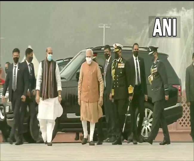 LIVE: 1971 की महाविजय का जश्न, शहीदों को देश का नमन, वार मेमोरियल पहुंचे पीएम नरेंद्र मोदी