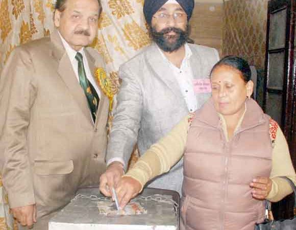 कड़ी सुरक्षा के बीच अधिवक्ताओं ने किया अपने मताधिकार का प्रयोग