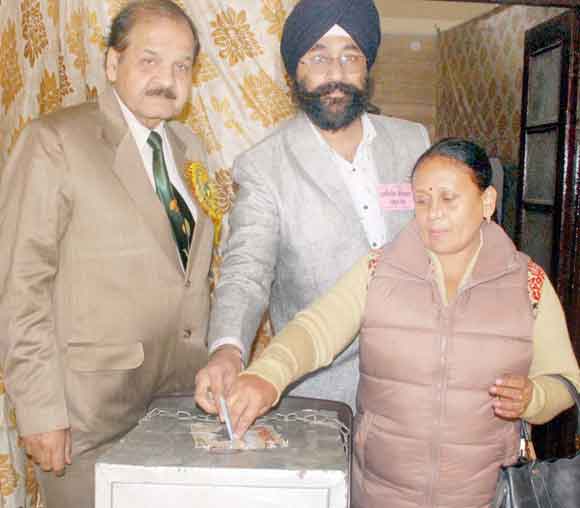 कड़ी सुरक्षा के बीच अधिवक्ताओं ने किया अपने मताधिकार का प्रयोग