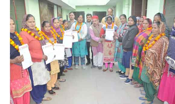 दलित महिलाओं ने ग्रहण की समाजवादी पार्टी की सदस्यता
