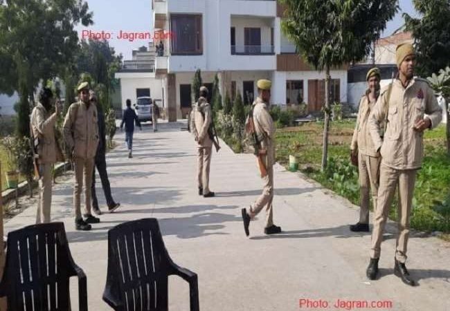 सपा मुखिया अखिलेश यादव के करीबी नेताओं के आवास तथा प्रतिष्ठानों पर आयकर विभाग की कार्रवाई