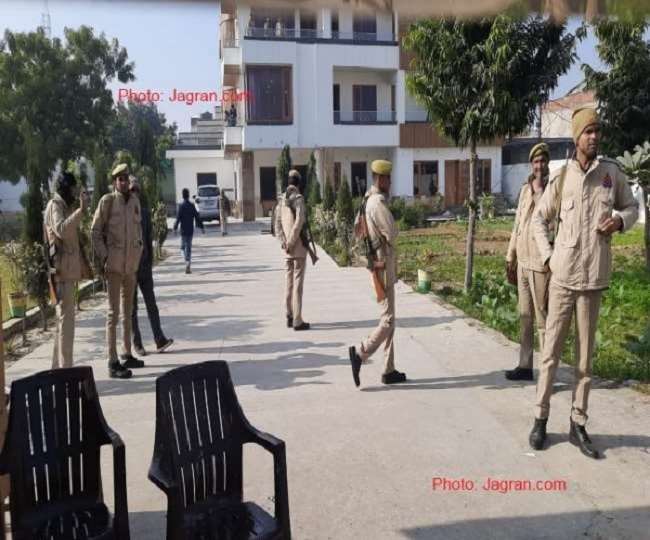 सपा मुखिया अखिलेश यादव के करीबी नेताओं के आवास तथा प्रतिष्ठानों पर आयकर विभाग की कार्रवाई