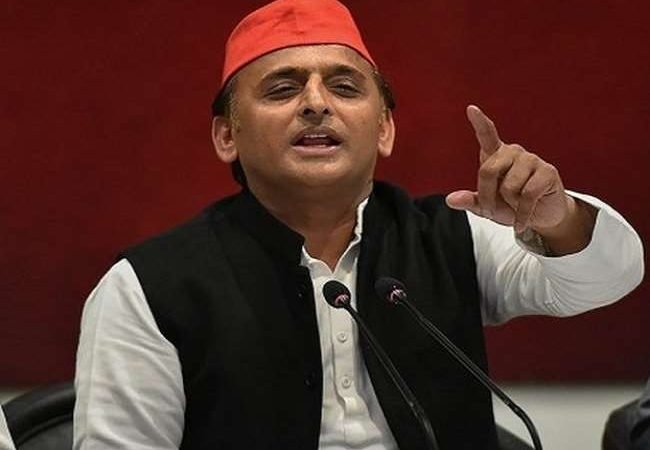 सपा नेताओं के खिलाफ कार्रवाई पर अखिलेश यादव बोले- कांग्रेस के रास्ते पर भाजपा, चुनाव मैदान में आयकर विभाग
