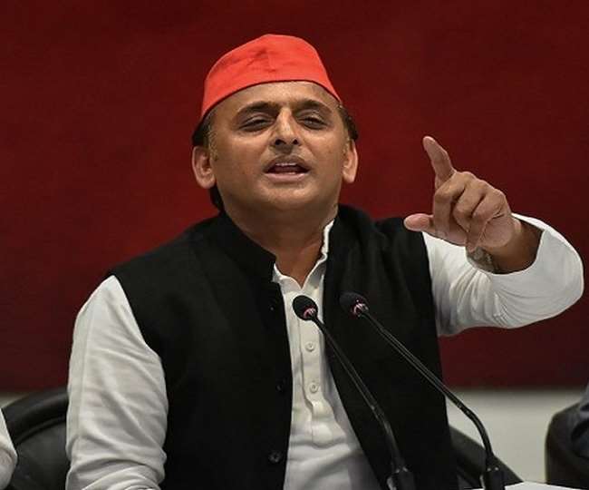 सपा नेताओं के खिलाफ कार्रवाई पर अखिलेश यादव बोले- कांग्रेस के रास्ते पर भाजपा, चुनाव मैदान में आयकर विभाग