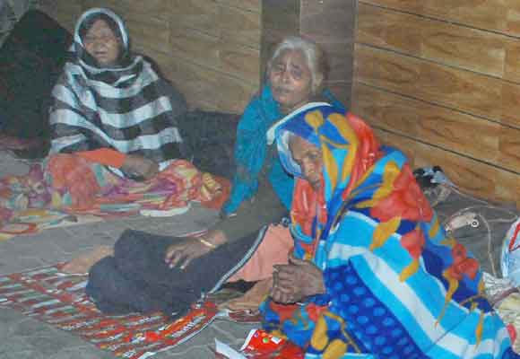 शीतलहर के चलते घरों में दुबकने को मजबूर हुए लोग