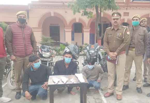 मुठभेड़ में पुलिस ने दबोचे तीन शातिर वाहन चोर, पांच बाइक बरामद