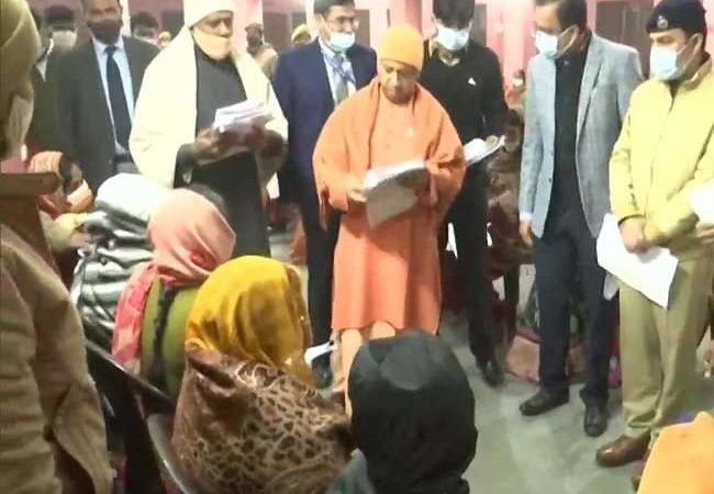 सीएम योगी आदित्यनाथ ने गोरखपुर में लगाया जनता दरबार, सुनीं लोगों की फरियाद