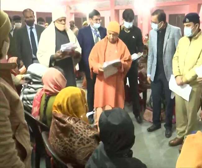 सीएम योगी आदित्यनाथ ने गोरखपुर में लगाया जनता दरबार, सुनीं लोगों की फरियाद