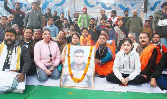 शहीद निशांत मूर्ति स्थापित करने की मांग को लेकर दिया धरना