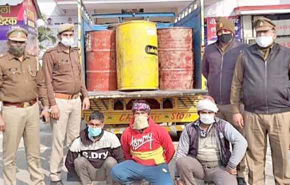 पुलिस ने किया मिलावटी पेट्रोल बनाने वाले गिरोह का भंडाफोड़, तीन आरोपी दबोचे