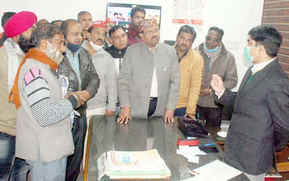 जीएसटी दरें बढ़ाने के विरोध में सपाइयों ने किया प्रदर्शन