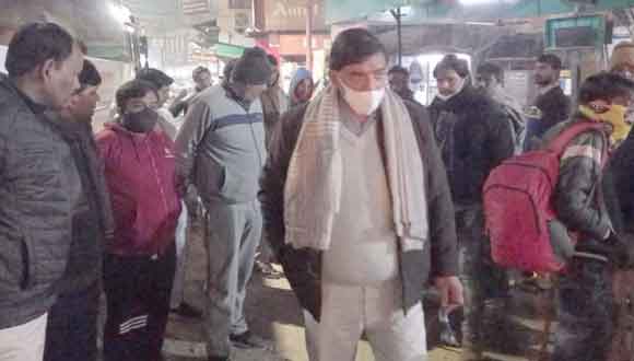 रात में अलाव का जायजा लेने सड़कों पर निकले नगरायुक्त