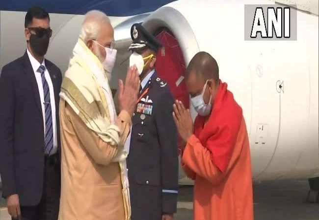 पीएम मोदी पहुंचे प्रयागराज, एयरपोर्ट पर सीएम योगी ने किया स्‍वागत