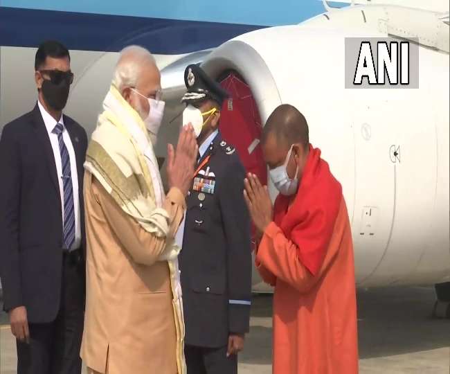 पीएम मोदी पहुंचे प्रयागराज, एयरपोर्ट पर सीएम योगी ने किया स्वागत