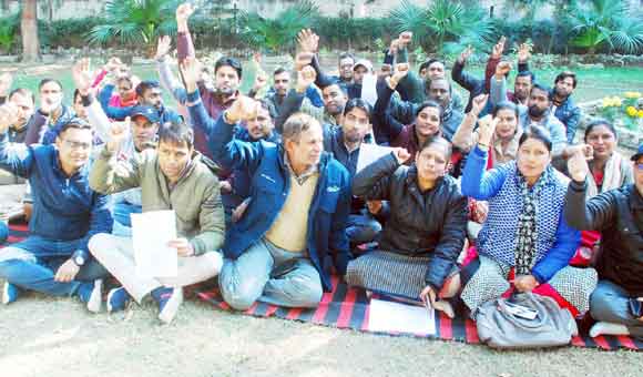 कार्य बहिष्कार कर कर्मचारियों ने दिया धरना