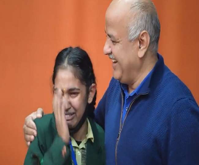 डिप्टी सीएम मनीष सिसोदिया के सामने रो पड़ी एक छात्रा, वजह जानने के लिए देखें पूरा वीडियो