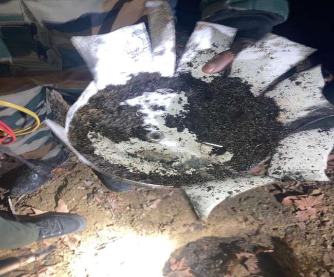 बड़ा हादसा टला : श्रीनगर हाईवे पर सुरक्षाबलों को निशाना बनाने के लिए लगाई गई 5 किलो आइईडी बरामद