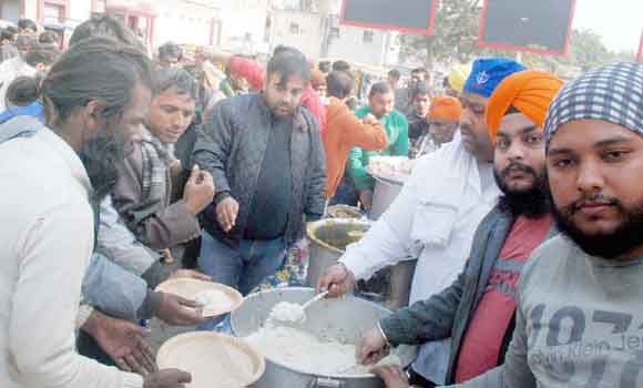 साहिबजादों के शहीदी दिवस पर किया भंडारे का आयोजन