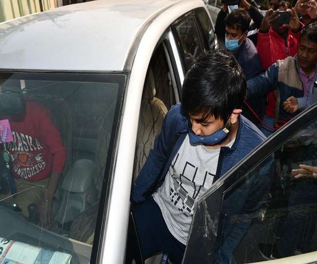 इत्र कारोबारी के घर छापा: आयकर विभाग की टीम बेटे को ले गई साथ, वापस लौटे संयुक्त निदेशक