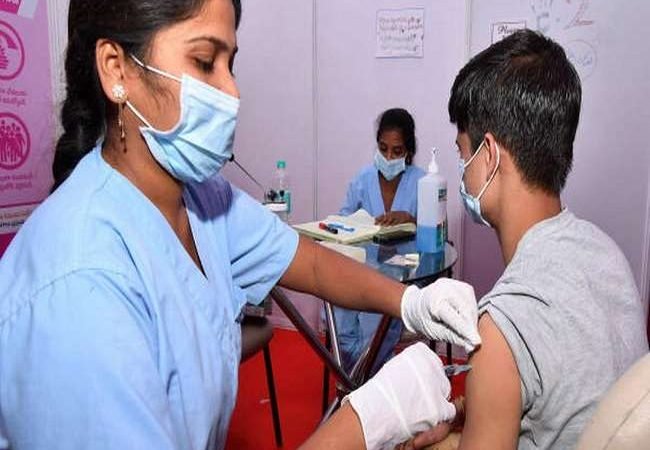 ओमिक्रोन: केंद्र की चेतावनी के बाद कई राज्यों ने लगाई पाबंदियां, जानें- किस राज्य ने उठाया है क्या कदम