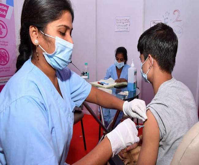 ओमिक्रोन: केंद्र की चेतावनी के बाद कई राज्यों ने लगाई पाबंदियां, जानें- किस राज्य ने उठाया है क्या कदम