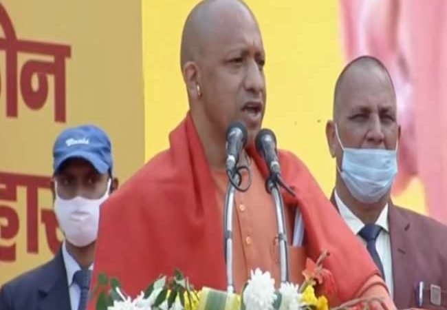 सीएम योगी आदित्यनाथ ने छात्र-छात्राओं को दिया स्मार्टफोन व मोबाइल, बोले- नौजवानों के भविष्य से खेलने वाले जा रहे जेल
