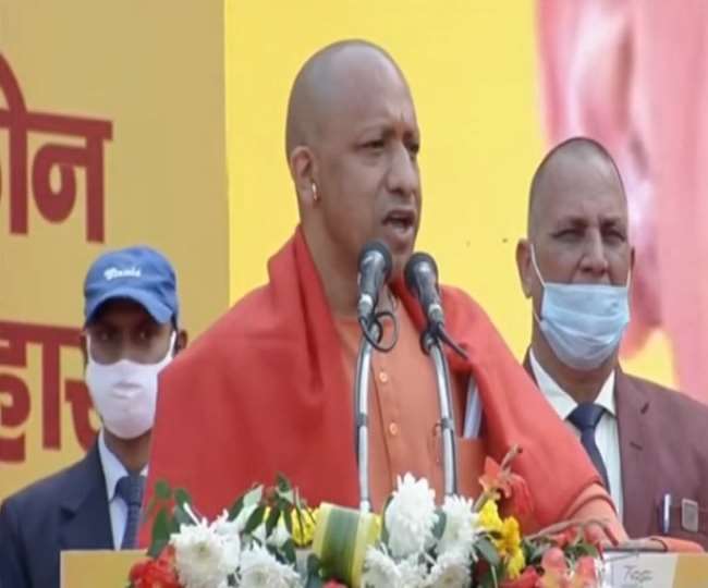 सीएम योगी आदित्यनाथ ने छात्र-छात्राओं को दिया स्मार्टफोन व मोबाइल, बोले- नौजवानों के भविष्य से खेलने वाले जा रहे जेल