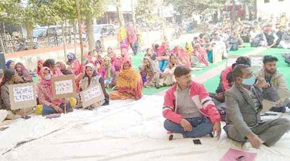 मेडिकल कालेज में सुविधाओं की मांग को लेकर दिया धरना