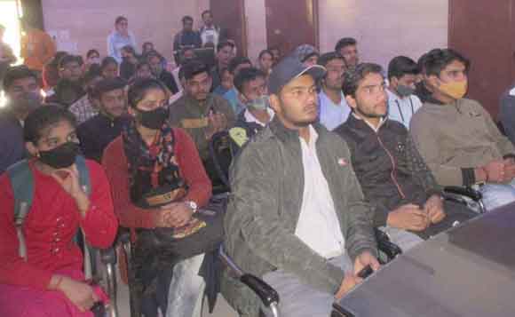 मुख्यमंत्री के सम्बोधन का छात्र-छात्राओं ने देखा लाइव प्रसारण