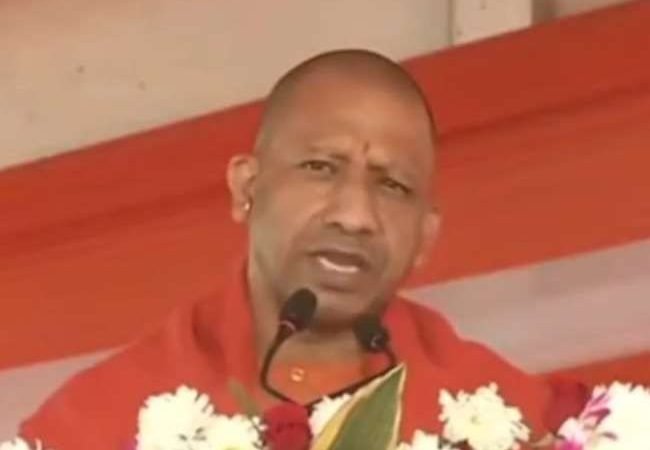 सीएम योगी आद‍ित्‍यनाथ का सपा पर हमला, कहा-पहले तीर्थ स्‍थलों के बजट में बनती थी कब्र‍िस्‍तान की बाउंड्री