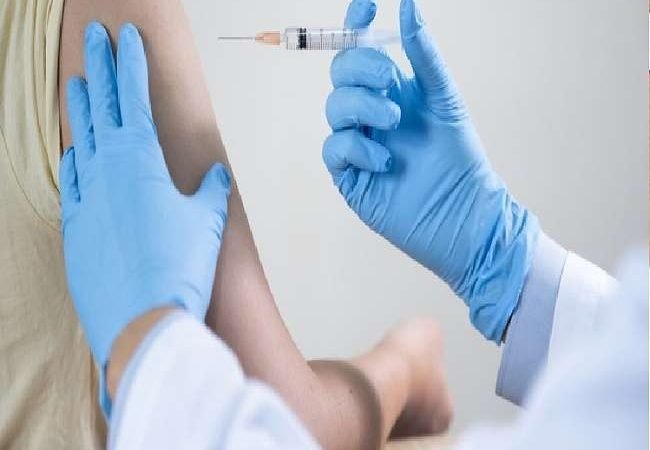 अब 18 साल से अधिक उम्र के लोगों को 10 अप्रैल से निजी टीकाकरण केंद्रों में उपलब्ध होगी कोविड-19 रोधी वैक्‍सीन की एहतियाती डोज