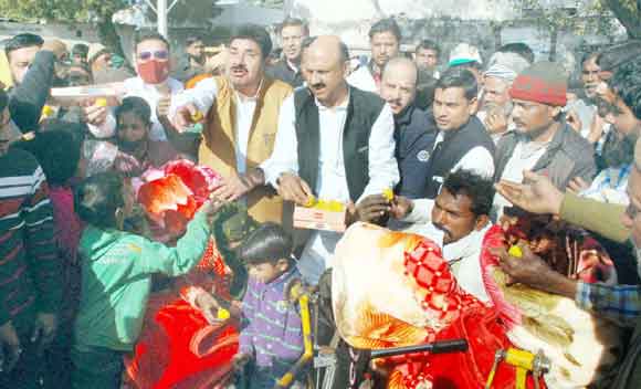 गरीबों व विकलांगों को कम्बल वितरित कर मनाया जयंत चौधरी का जन्मदिन