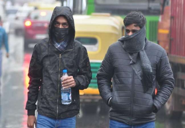 दिल्ली में आज बारिश के बाद परेशान करेगा कोहरा, जानिए अपने शहर में प्रदूषण का हाल