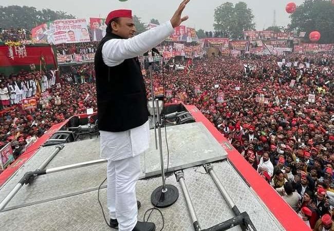 उन्नाव में समाजवादी विजय रथ पर सवार अखिलेश यादव बोले- झूठी सरकार का उत्तर प्रदेश से होगा सफाया