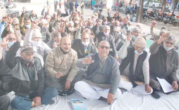 समस्याओं के खिलाफ सेवानिवृत्त कर्मचारियों ने दिया धरना