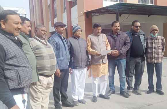 जीएसटी की बढ़ी दरों के खिलाफ व्यापारियों ने सौंपा ज्ञापन