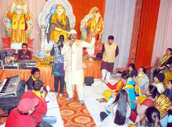 साईं संध्या में भजनों पर झूमने को मजबूर हुए श्रद्धालु