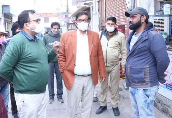 नगरायुक्त ने वैक्सीनेशन केंद्रों का निरीक्षण कर लोगों को किया जागरुक